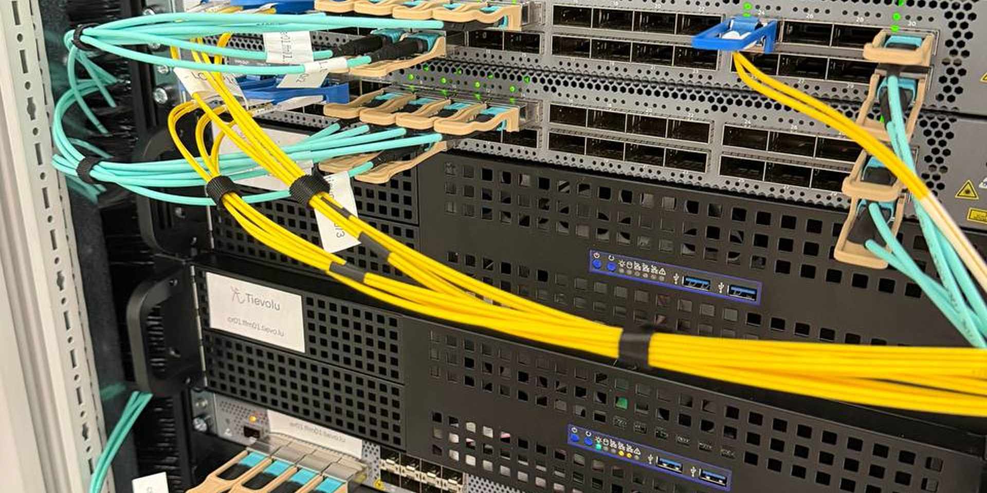 Netzwerk-Switches und Serverrack mit Glasfaserverkabelung